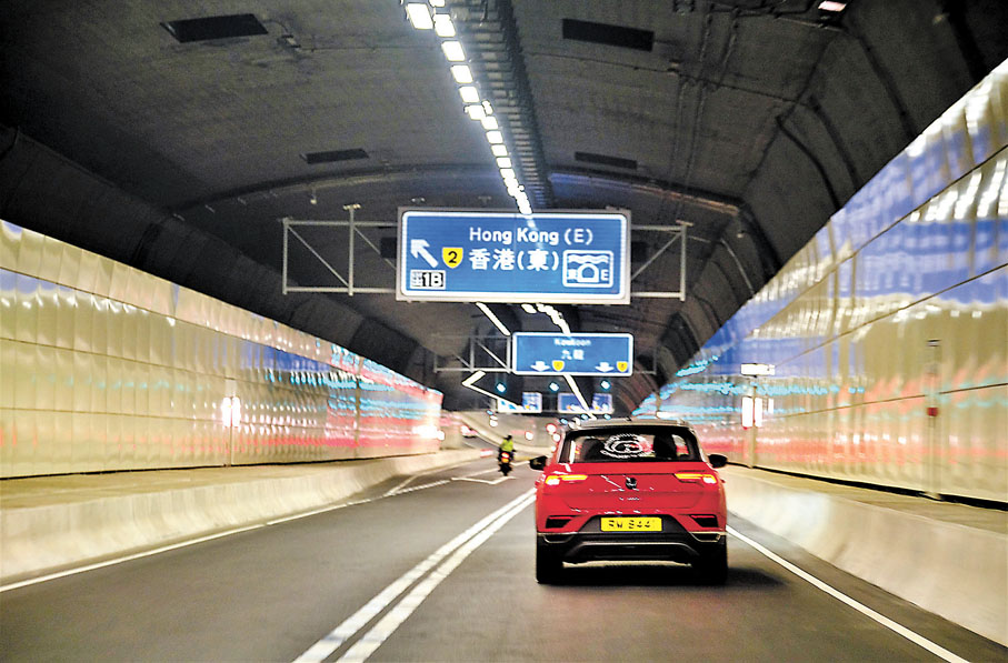 ◆5.隧道內有路牌指示左線有分岔路往東隧過海，但右線車輛已無法穿越雙白線靠左。 香港文匯報記者劉明 攝組圖