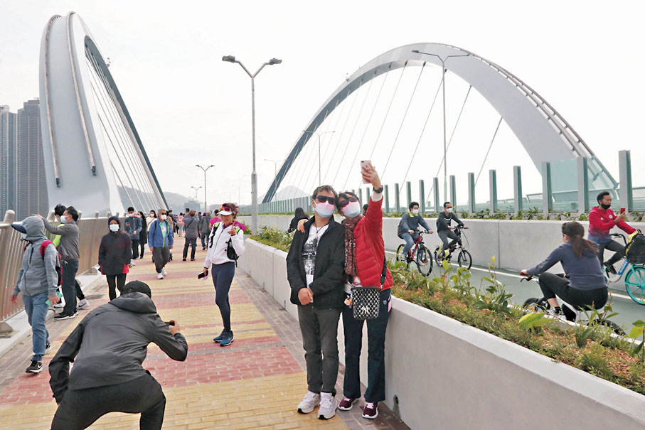 ◆將軍澳跨灣連接路首日開放，不少市民專程來散步、騎單車和拍照打卡。 香港文匯報記者北山彥  攝