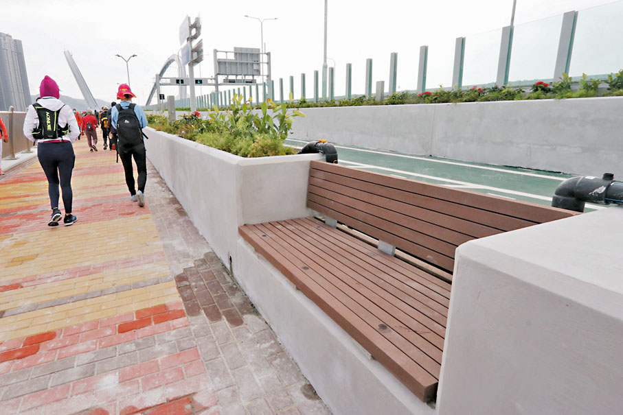 ◆香港文匯報記者步行近半小時，僅發現一張供遊人休息的座椅。 香港文匯報記者北山彥  攝