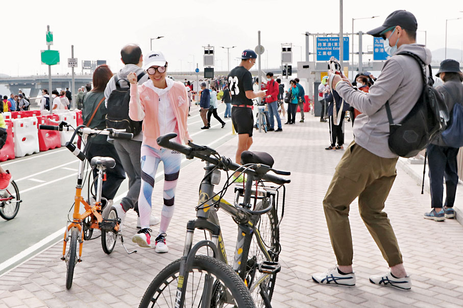◆許先生(右)及其友人一同騎單車。