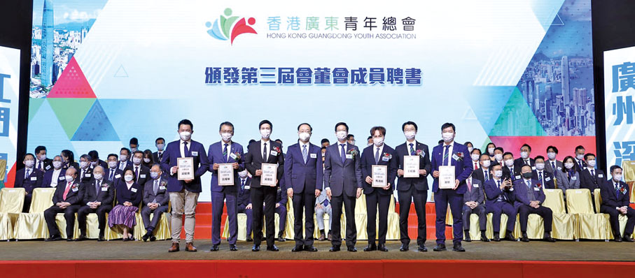 ◆ 中聯辦青年工作部部長張志華與外交部駐港公署國際部主任王琪參贊為廣青總名譽參事頒發證書。