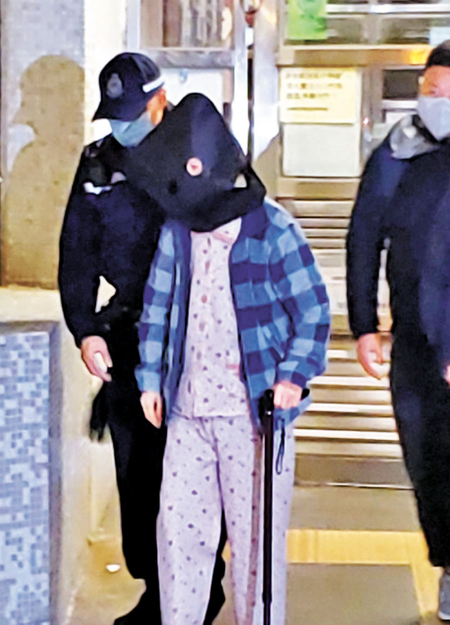 ◆死者母親被捕由警員帶署時要用枴杖助行。