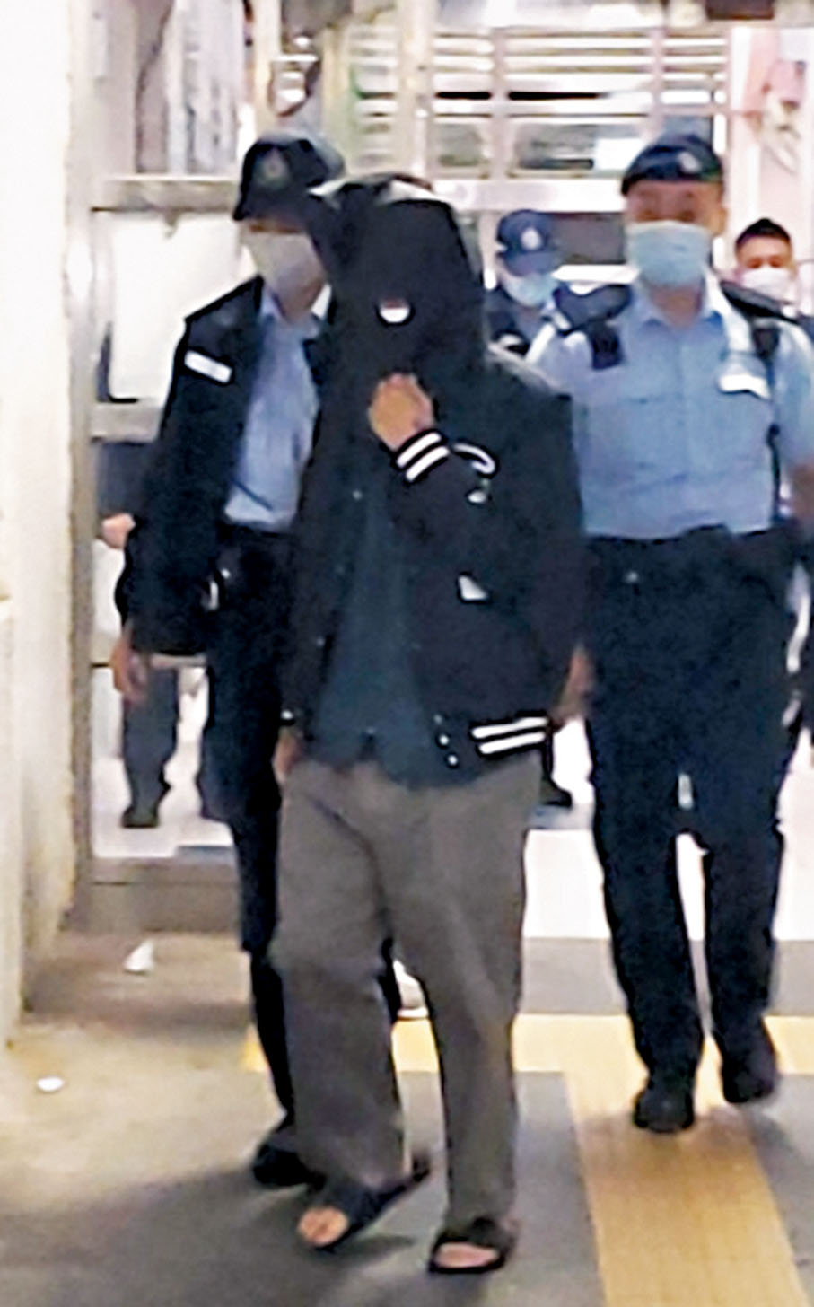 ◆死者父親被捕由警員帶署扣查。