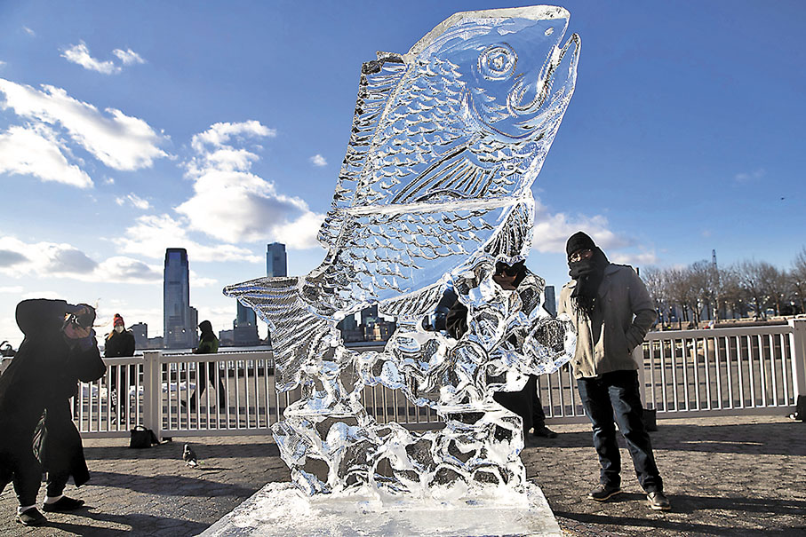 ◆ 冰由水凝固而成，但其溫度低於水，比水更冰冷。圖為冰雕。 資料圖片