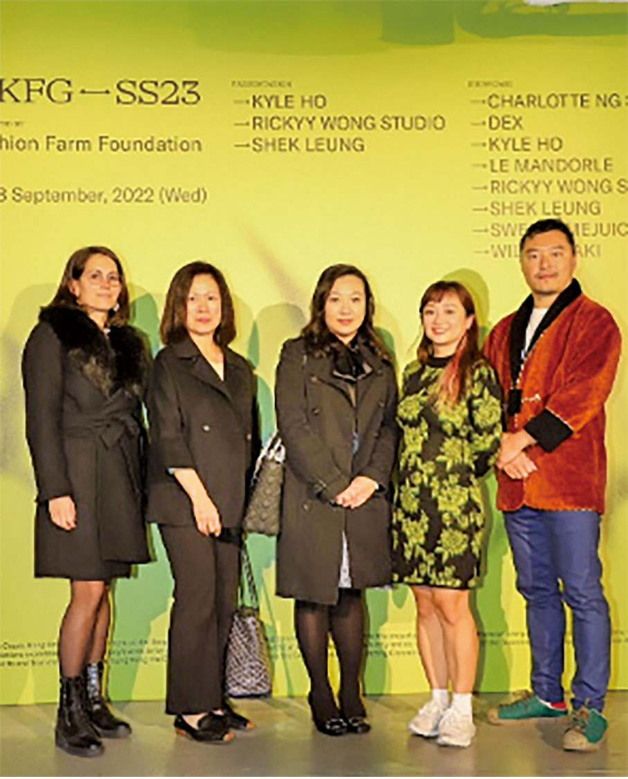 ◆ 香港駐布魯塞爾經濟貿易辦事處副代表李慧婷、FFF董事羅可欣及香港紡織及製衣界選委羅正杰在巴黎時裝周合照。