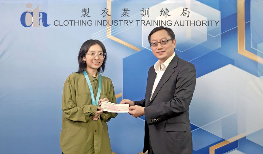 ◆ 11月25日香港代表於世界技能大賽「時裝科技」奪優異獎章，由鄭文德頒贈一萬元獎學金。