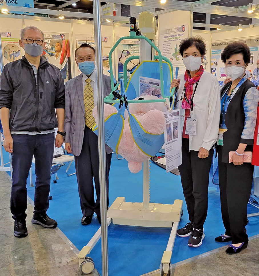 11月11日，本會副監事長宋敏之及會董鄭君威參觀香港國際醫療及保健展，拜訪美亞無紡布的攤位，攤位陳列大量醫療紡織產品，吸引不少業界人士參觀。