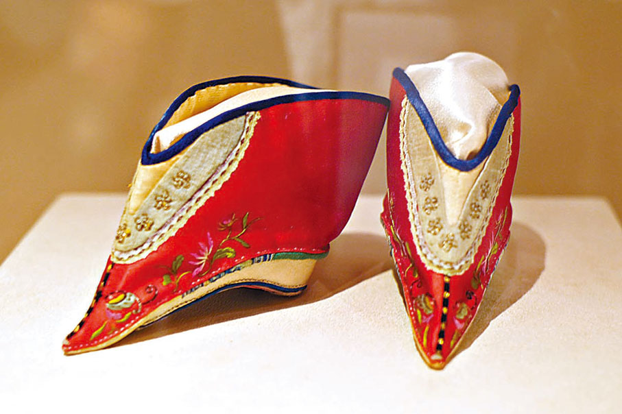 ◆「三寸金蓮」在舊時被視為女性之美，但同時也限制了女性的活動。