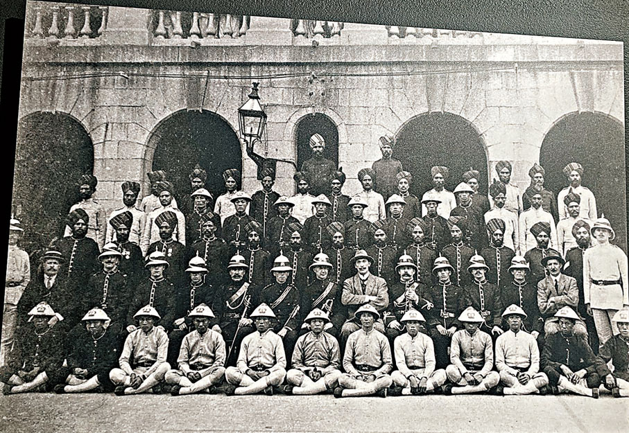 ◆警隊合影中展示了各種族的男性，包括歐洲人、印裔人和本地華人。