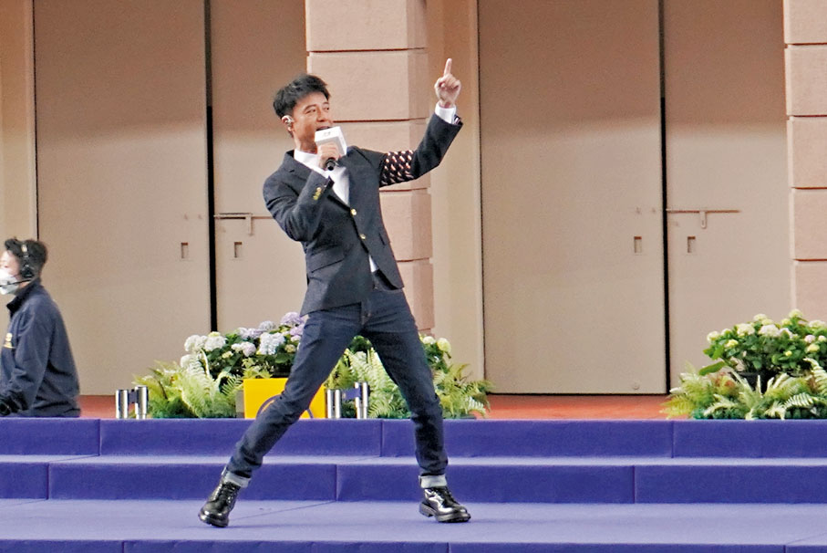 ◆李克勤對於能在馬場演出，感到十分興奮。