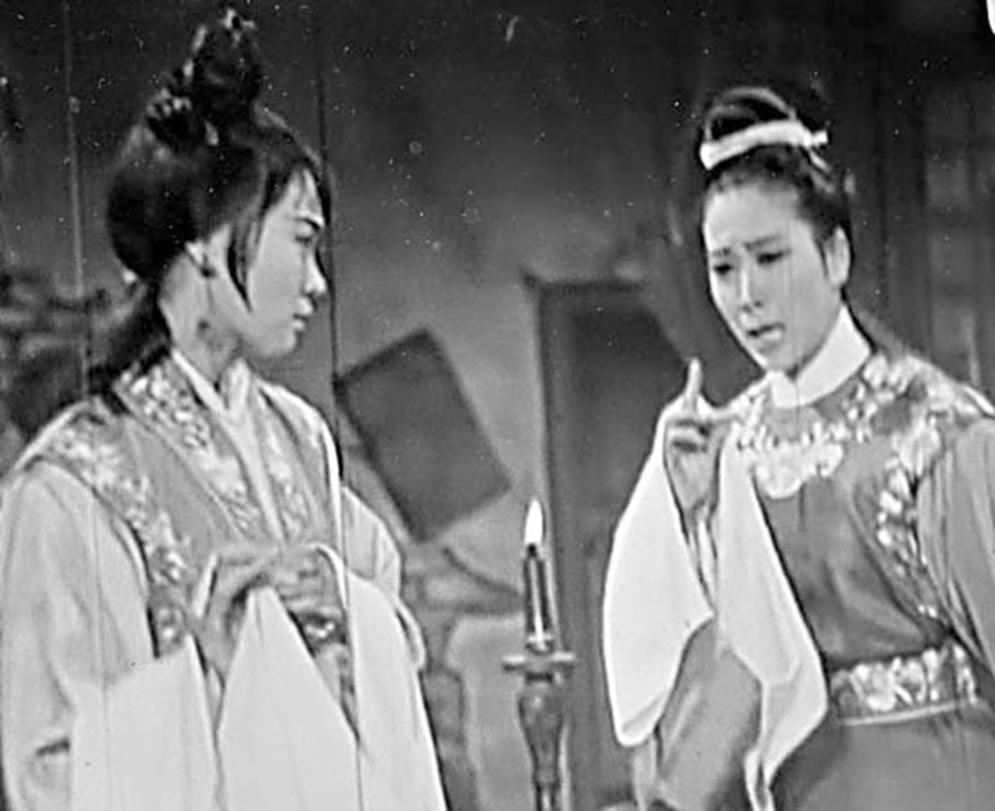 ◆電影《七彩胡不歸》由陳寶珠、蕭芳芳主演。