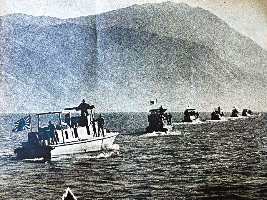 ◆《朝日畫報（新春特別號）》中一張拍攝於1941年12月17日的照片。5艘日軍艦艇整齊航行在香港水域，為侵略香港島做戰前準備。 香港文匯報記者 于珈琳  攝