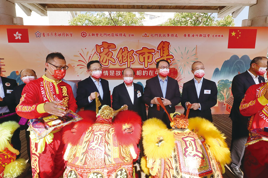 ◆ 左起﹕何靖、龔俊龍、陳國基、李薊貽為醒獅進行「點睛簪花掛紅」儀式。
