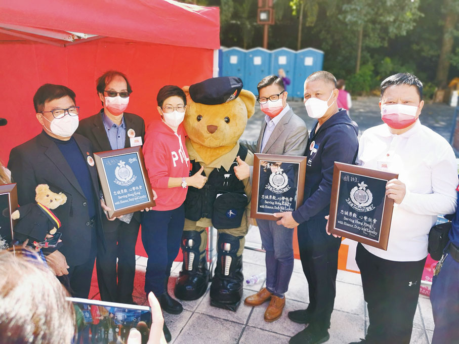 ◆ 12月10日,特區政府保安局局長鄧炳強前往屯門家鄉市集參觀選購,他讚本次活動意義非凡。