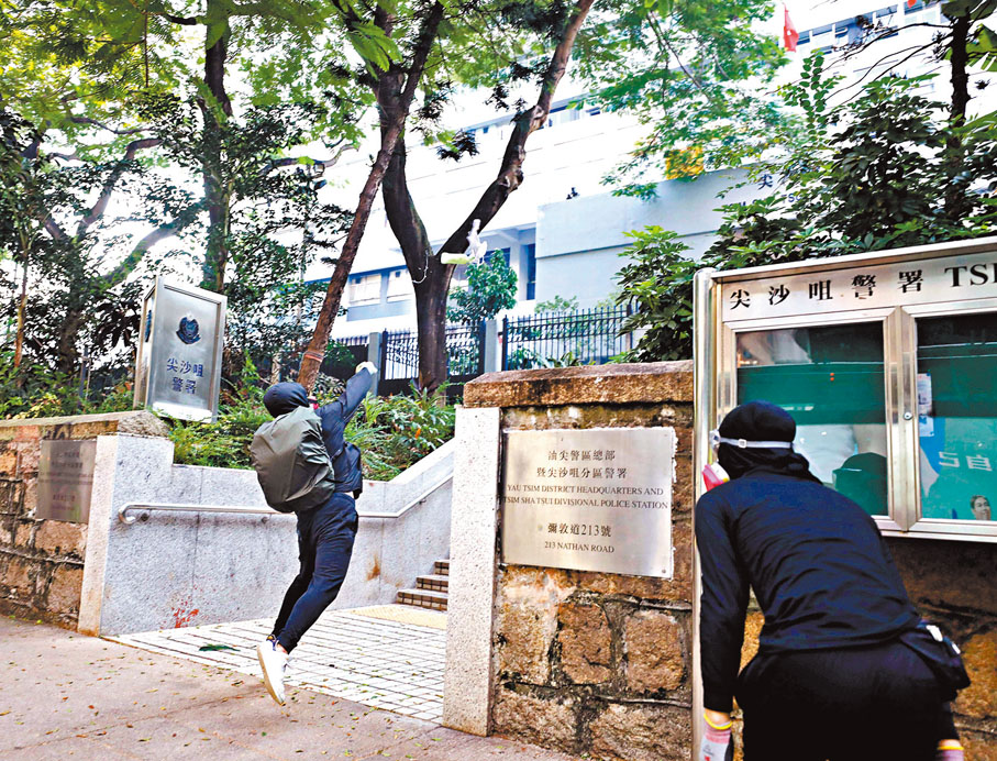 ◆2019年10月1日尖沙咀發生暴動，有暴徒向尖沙咀警署投擲汽油彈。 資料圖片