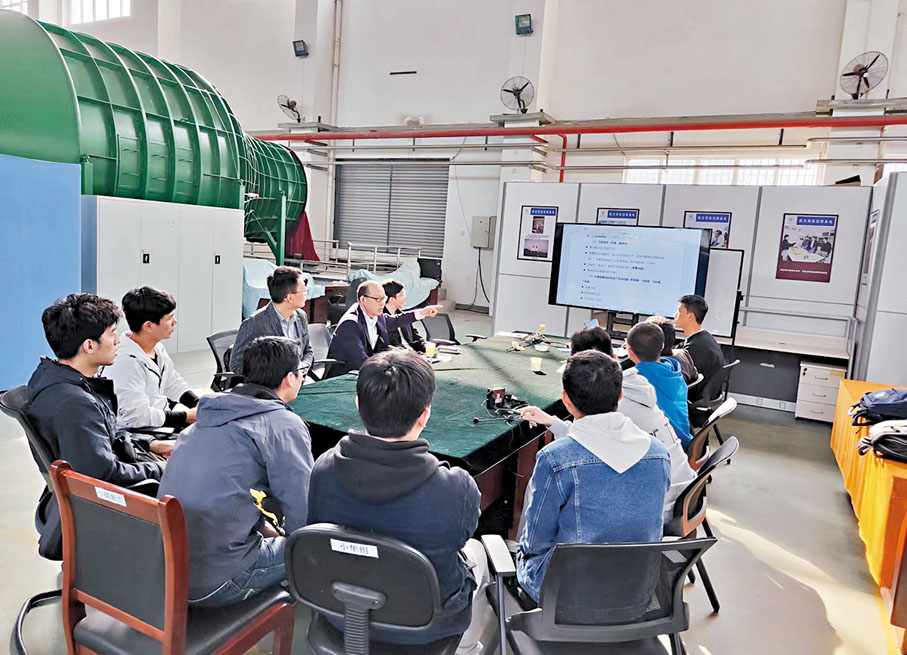 ◆西工大撲翼式無人機團隊一起解決飛行過程中遇到的問題，討論改進方案。