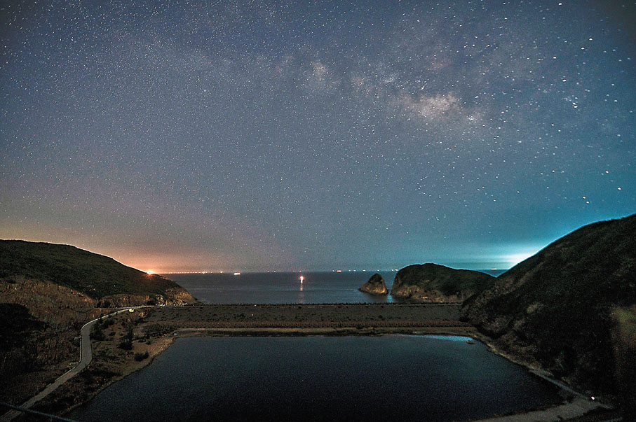 ◆雙子座流星雨登場，今晚9時是高峰期，熱門觀星地點包括西貢萬宜水庫東壩等地。圖為西貢萬宜水庫東壩。 資料圖片