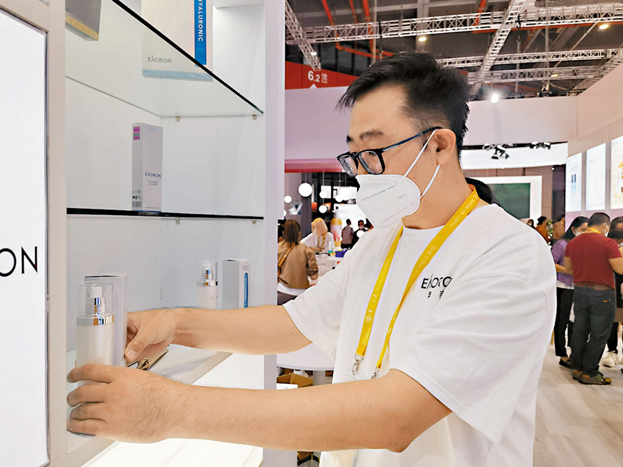 ◆鄭海濤認為中國是最有活力和潛力的市場，沒有之一。澳容單一直播平台的月銷量已達超過700萬元人民幣。