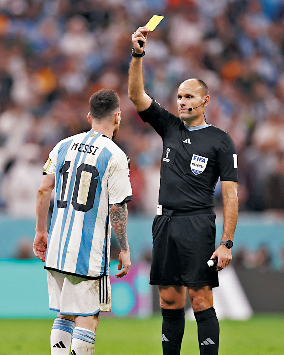 ◆拉賀斯（右）向美斯出示黃牌。 路透社