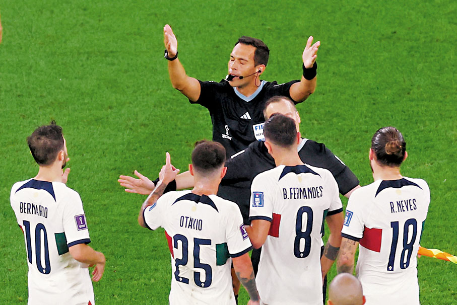 ◆Facundo Tello（上）在摩葡一役的執法引來葡萄牙球員的不滿。 路透社