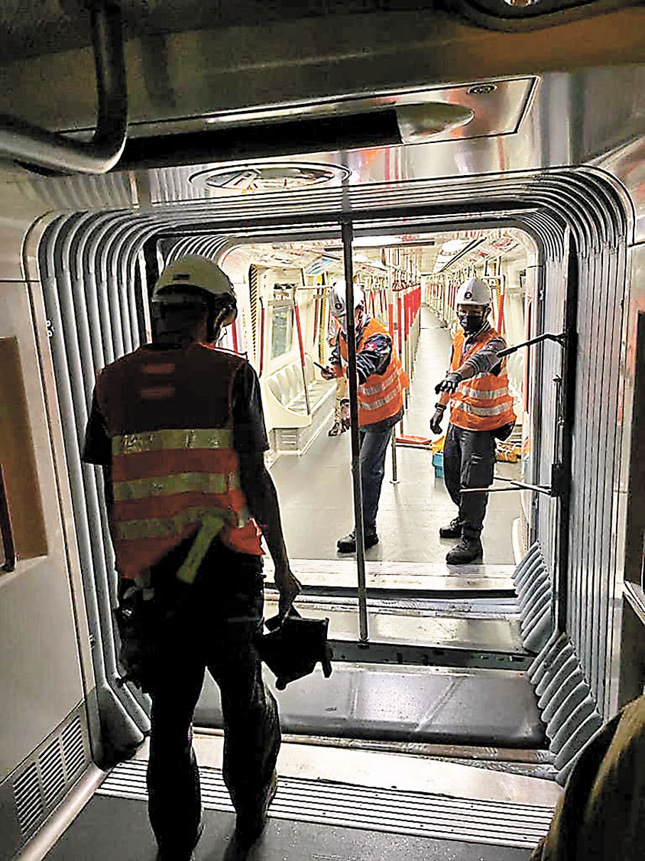 ◆港鐵工程人員事後到場檢查鬆脫移位車卡。 資料圖片