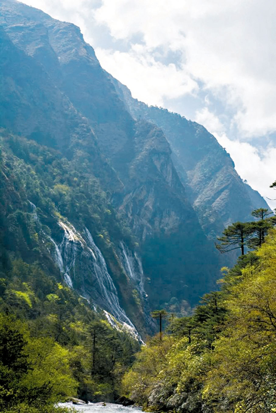 ◆西藏自治區錯那縣東章地區位於喜馬拉雅山南坡，圖為東章瀑布。網上圖片