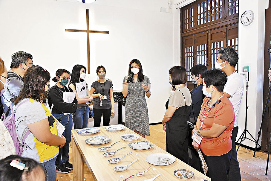 ◆廣彩工藝家曹嘉彥介紹展覽瓷器。 誼樂社供圖