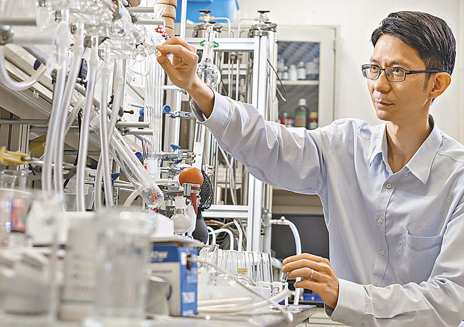 ◆ 楊英洋早前設計了一系列新型有機小分子催化劑，有效促進新型藥物的合成及研發，獲裘槎基金會頒發「裘槎優秀科研者獎2022」，資助其繼續將研究深化。  中大圖片