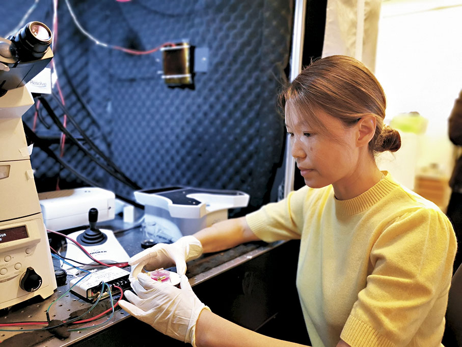 ◆ 李泉專門研究量子傳感，獲裘槎基金會頒發「裘槎優秀科研者獎2023」。  中大圖片