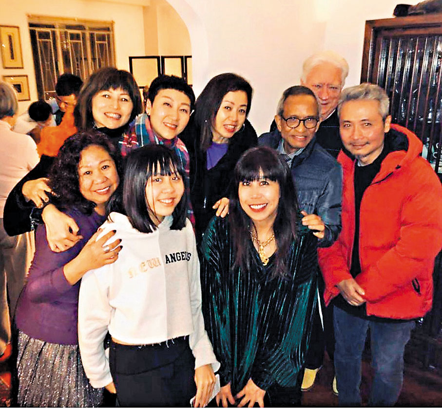 ◆唐麗球與李察施路華（右三）的家人。 作者供圖