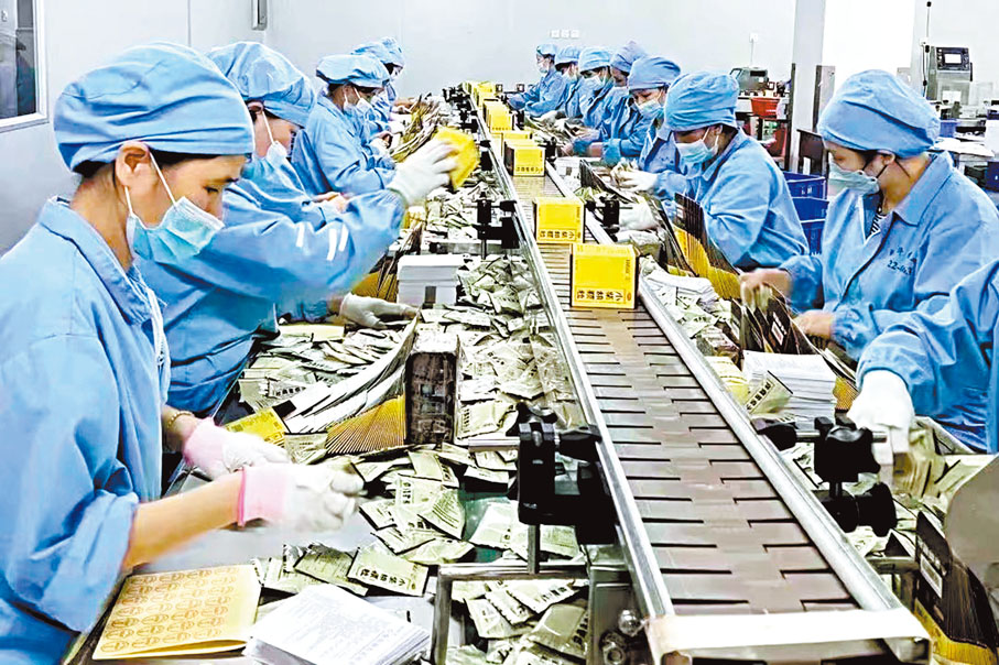 ◆ 廣藥生產的藥品近期熱銷。圖為小柴胡顆粒生產現場。香港文匯報廣東傳真
