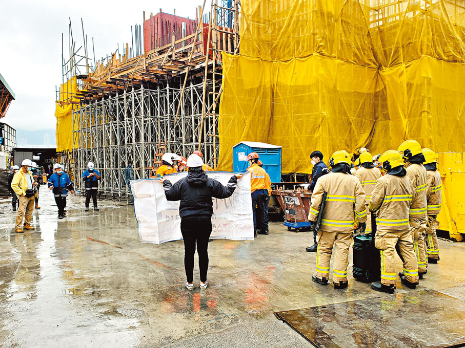 ◆意外後，大批消防員趕至地盤進行救援。香港文匯報記者劉友光  攝