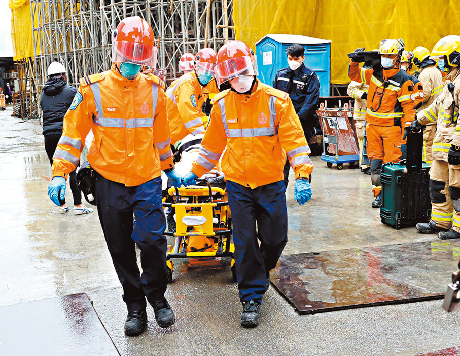 ◆燒焊工被救出時已重傷昏迷，由救護車送院搶救不治。香港文匯報記者劉友光  攝