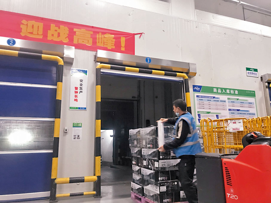 ◆年底是食品加工企業生產銷售高峰，圖為品珍鮮活科技公司的預製菜物流車間，工人緊張忙碌。 敖敏輝  攝