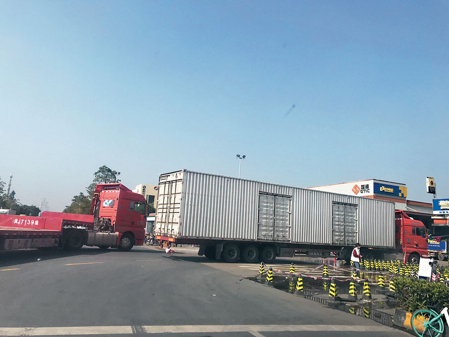 ◆珠三角各工業和產業園區，全速復工復產，物流車密集往來。 敖敏輝 攝