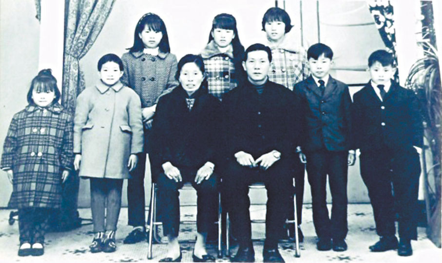 ◆丁家五十年前的合照。