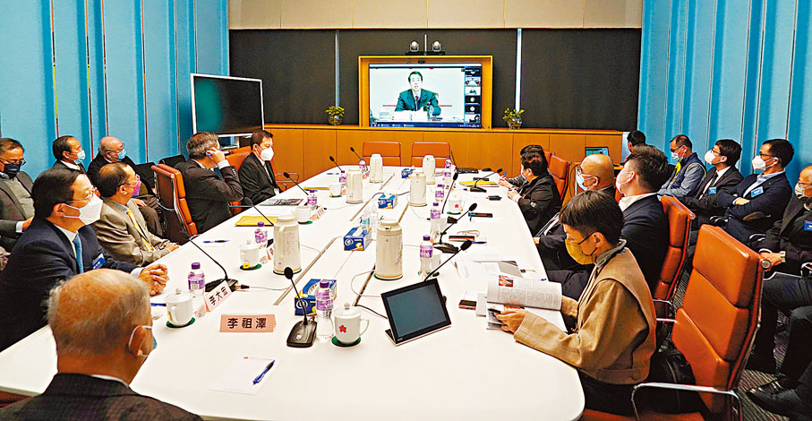 ◆ 啟動儀式後，世界中文報業協會舉行了常年大會和地區報告，中國內地、新加坡、馬來西亞、台灣和香港5個地區媒體代表分別發布了所在地區報告。 香港文匯報記者曾興偉  攝