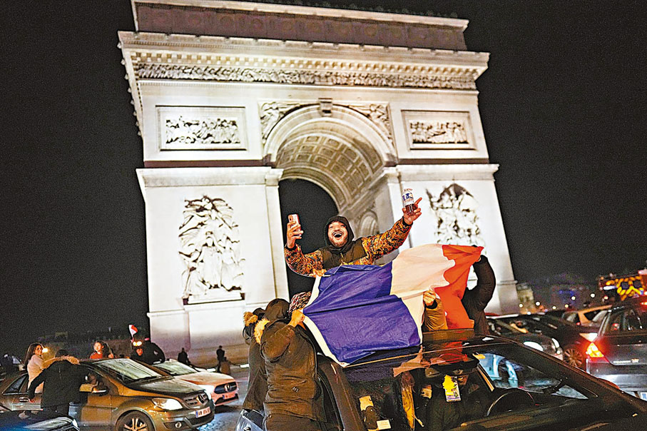 ◆法國球迷慶祝法國隊再次打入世界盃冠軍戰。美聯社