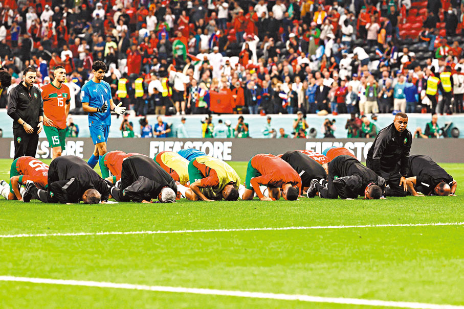 ◆摩洛哥全隊上下賽後跪地感謝球迷支持。 法新社