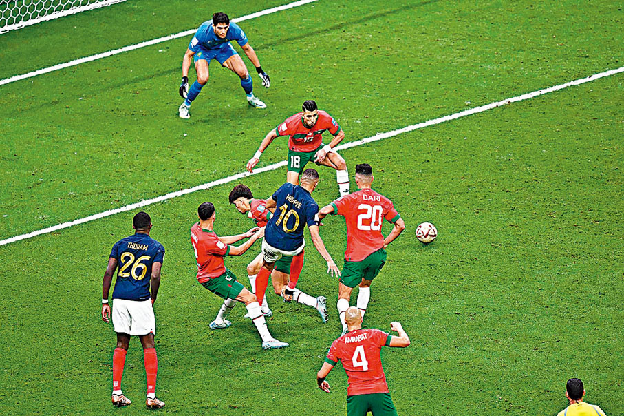 ◆麥巴比(10號)在多人包圍下仍能起腳射門。 法新社