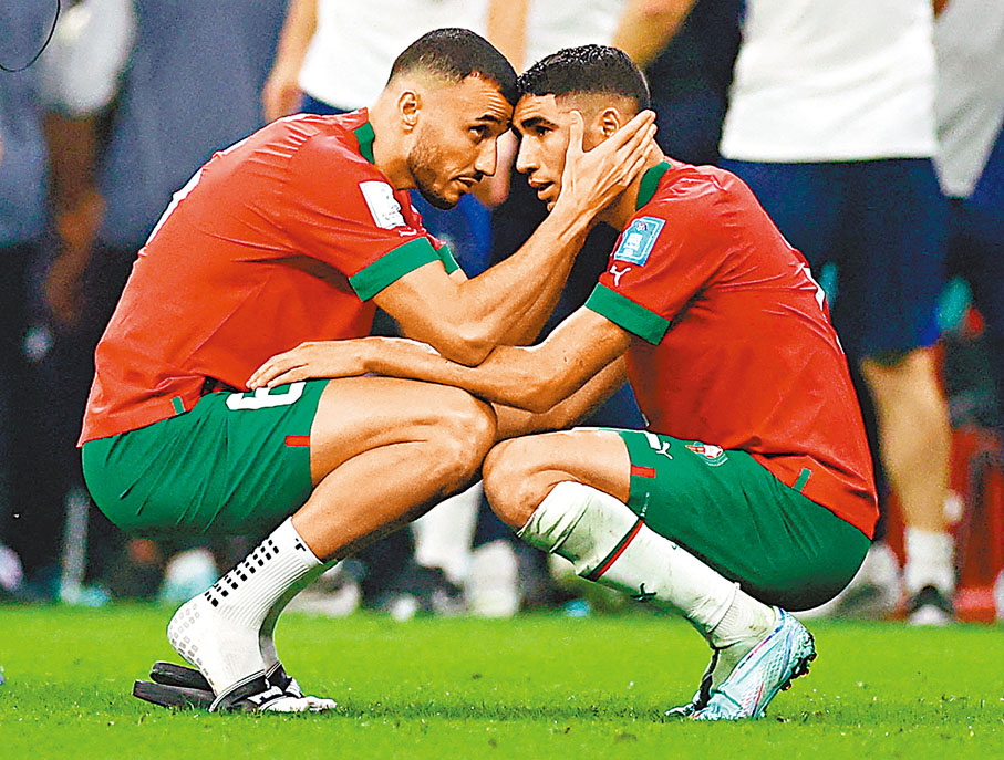 ◆帶領摩隊踢出驚喜表現的守將阿舒拉夫(右)和路曼沙斯，賽後都黯然神傷。 路透社