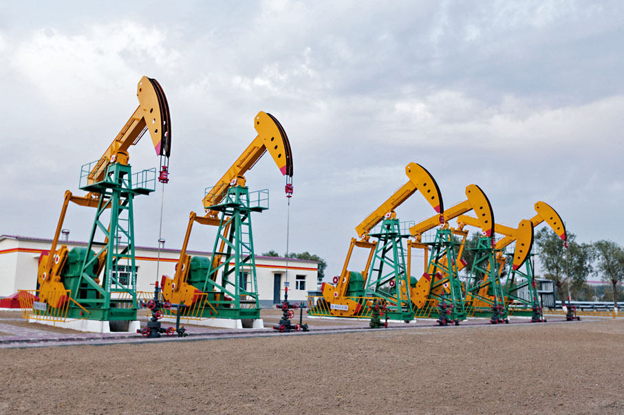 ◆ 大慶油田第一採油廠第七油礦503採油隊二號叢式井平台井組。 資料圖片