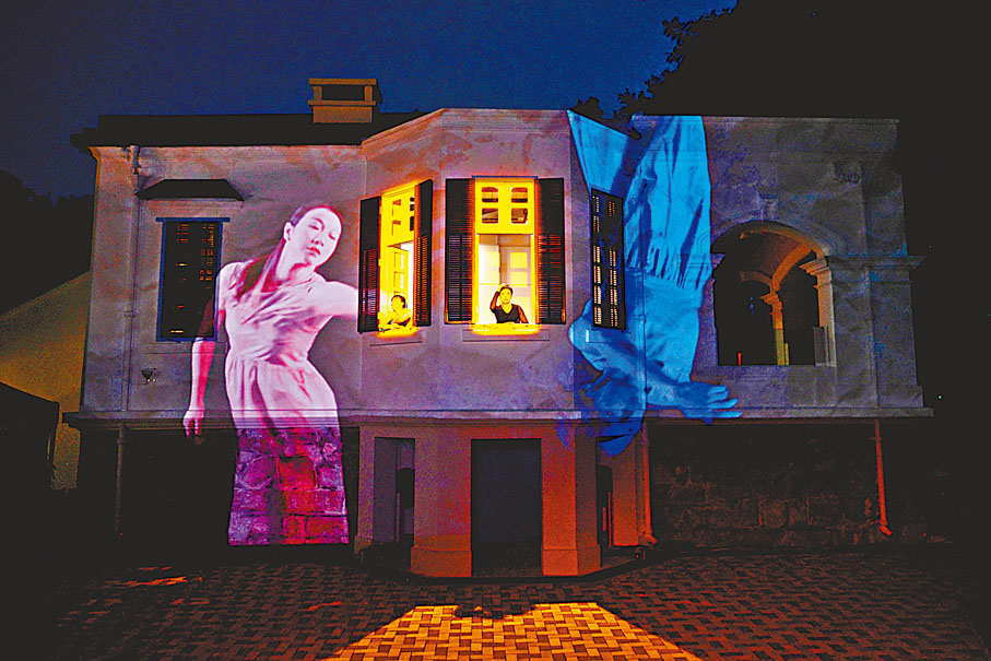 ◆編舞利用小樓的窗戶，配上實時攝影投影，將小樓外立面變成回憶聚集之地。 攝影：Yvonne Chan