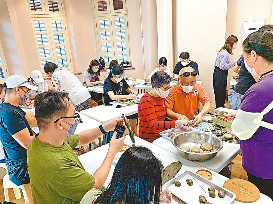 ◆由薄扶林村村民社群主導的茶粿工作坊吸引眾多市民參與。 