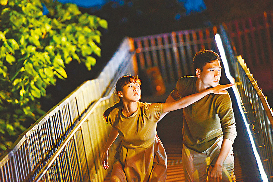 ◆舞者在鐵走廊上奔跑舞動。攝影：Yvonne Chan