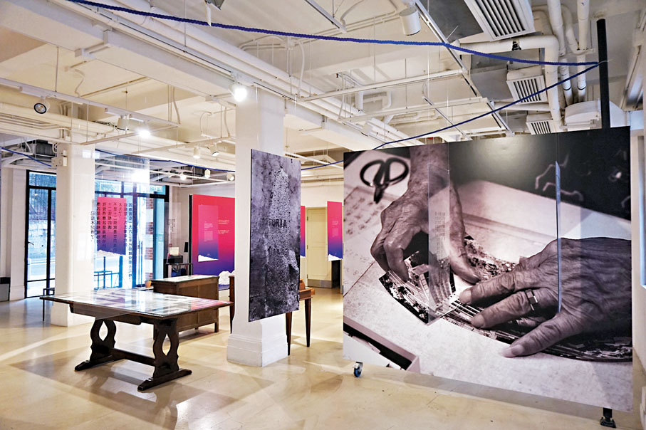 ◆「郵差陳的照相機——陳銘強作品展」記錄薄扶林40年來的變遷。攝影：張岳悅