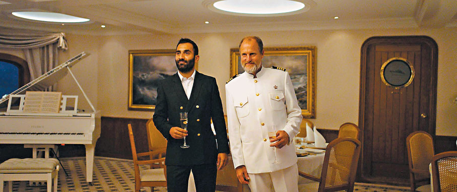 ◆活地夏里遜（右）飾演船長。