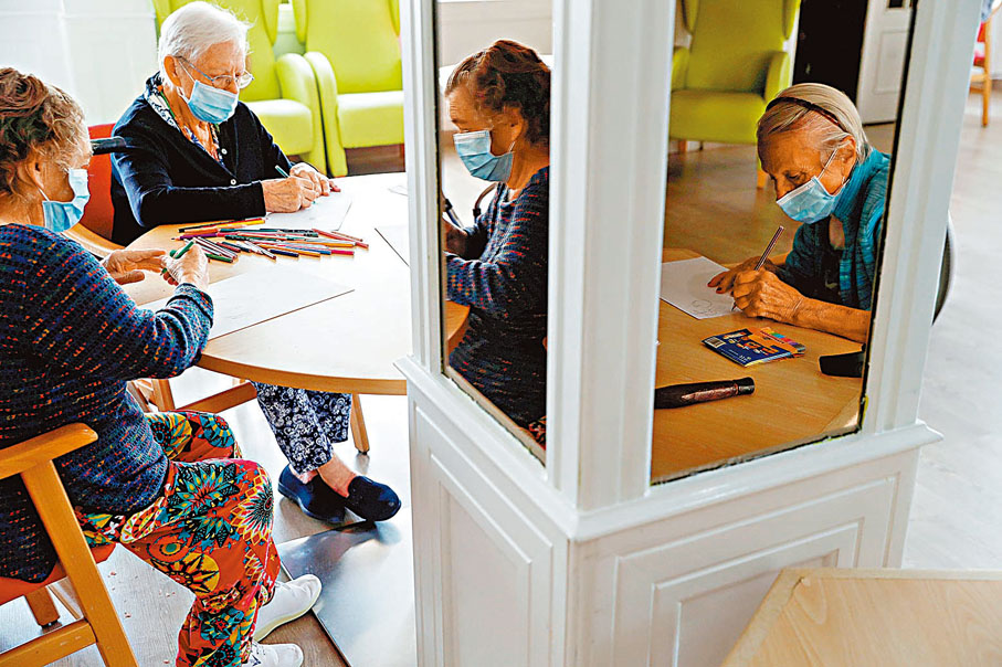 ◆西歐面對人口老化問題，長期病患人數增加，令醫療系統百上加斤。 資料圖片