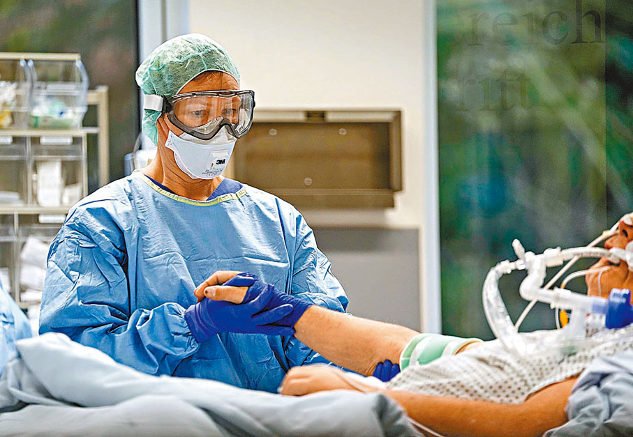 ◆德醫院有大量空缺，特別是深切治療部及手術室。圖為德國醫生在深切治療部照顧病人。資料圖片