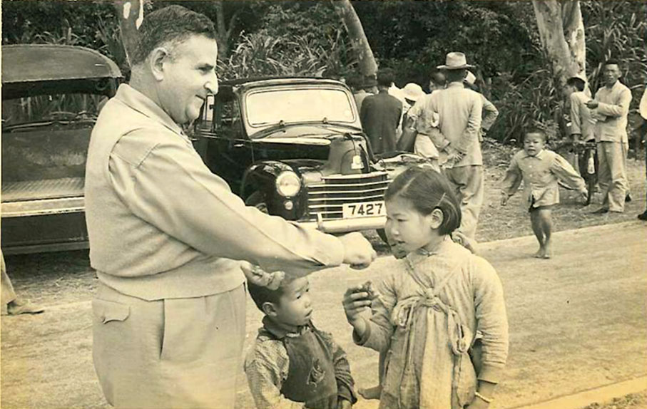 ◆ 賀理士嘉道理扶助香港農業，成立了一個嘉道理農業輔助會。圖為賀理士嘉道理於大埔送贈糖果給小孩。資料圖片